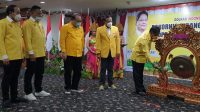 SUGAWA Korry bersama Demer dan pengurus DPP Partai Golkar menyaksikan Nurdin Halid memukul gong tanda dimulai Rakornis Pemenangan Pemilu DPD Partai Golkar Bali, Selasa (10/11/2020). Foto: gus hendra