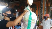 PENIMBANGAN sampah plastik dari masyarakat, yang bisa ditukarkan dengan beras, di Balai Banjar Jagatamu, Desa Meliling, Kerambitan, Tabanan, Minggu (8/11/2020). Foto: ist PENIMBANGAN sampah plastik dari masyarakat, yang bisa ditukarkan dengan beras, di Balai Banjar Jagatamu, Desa Meliling, Kerambitan, Tabanan, Minggu (8/11/2020). Foto: ist