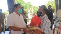 serahkan bantuan (1) BUPATI Artha saat memberikan bantuan kepada warga, Senin (16/11/2020). Foto: ist