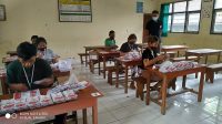 SUASANA pelipatan surat suara untuk Pilkada Bangli di ruang kelas SDN 2 Bebalang. Foto: gia SUASANA pelipatan surat suara untuk Pilkada Bangli di ruang kelas SDN 2 Bebalang. Foto: gia