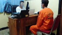 SALAH satu tersangka kasus pencurian enam kuintal biji kopi kering milik BUMDes Desa Pajahan, saat menjalani pemeriksaan di Polsek Pupuan, Tabanan, Minggu (15/11/2020). Foto: ist SALAH satu tersangka kasus pencurian enam kuintal biji kopi kering milik BUMDes Desa Pajahan, saat menjalani pemeriksaan di Polsek Pupuan, Tabanan, Minggu (15/11/2020). Foto: ist
