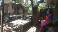 NI Komang Kari alias Jro Yasmin meratapi rumahnya yang ambruk pada Rabu (18/11/2020). Foto: ist NI Komang Kari alias Jro Yasmin meratapi rumahnya yang ambruk pada Rabu (18/11/2020). Foto: ist