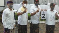 wandhira golkar MARIYANA Wandhira (dua kiri) saat mendampingi paslon Amerta dalam pengundian nomor urut paslon Pilkada Denpasar, beberapa waktu lalu. Foto: gus hendra
