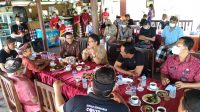 BUPATI Badung, Nyoman Giri Prasta, saat menemui kelompok Nelayan Wanasari Tuban, bertempat di Kampung Kepiting Tuban, Senin (7/12/2020). Foto: ist BUPATI Badung, Nyoman Giri Prasta, saat menemui kelompok Nelayan Wanasari Tuban, bertempat di Kampung Kepiting Tuban, Senin (7/12/2020). Foto: ist