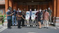 PENYERAHAN bantuan 10 unit wastafel portable dari AAUI Cabang Denpasar kepada Pemkot Denpasar pada Selasa (1/12/2020) di Kantor Wali Kota Denpasar. Foto: ist PENYERAHAN bantuan 10 unit wastafel portable dari AAUI Cabang Denpasar kepada Pemkot Denpasar pada Selasa (1/12/2020) di Kantor Wali Kota Denpasar. Foto: ist