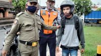 SALAH seorang pengendara terjaring operasi prokes di Kelurahan Padangsambian, Denpasar Barat, Selasa (1/12/2020), lantaran tidak memakai masker. Foto: ist SALAH seorang pengendara terjaring operasi prokes di Kelurahan Padangsambian, Denpasar Barat, Selasa (1/12/2020), lantaran tidak memakai masker. Foto: ist