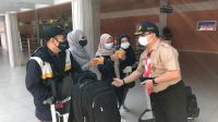 KWARDA Pramuka Bali membagikan masker di kawasan Bandara Ngurah Rai. Foto: ist KWARDA Pramuka Bali membagikan masker di kawasan Bandara Ngurah Rai. Foto: ist