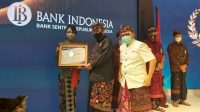KABAG Perekonomian Badung, AA Sagung Rosyawati, saat menerima penghargaan kategori TPID dari Wakil Gubernur Bali, Tjokorda Oka Artha Ardana Sukawati, Kamis (3/12/2020). Foto: ist KABAG Perekonomian Badung, AA Sagung Rosyawati, saat menerima penghargaan kategori TPID dari Wakil Gubernur Bali, Tjokorda Oka Artha Ardana Sukawati, Kamis (3/12/2020). Foto: ist