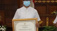 WAKIL Bupati Badung, I Ketut Suiasa, saat menerima Penghargaan HAM serangkaian Peringatan Hari HAM Sedunia ke-72 di Gedung Wiswa Sabha Utama Kantor Gubernur Bali Renon Denpasar, Senin (14/12/2020). Foto: ist WAKIL Bupati Badung, I Ketut Suiasa, saat menerima Penghargaan HAM serangkaian Peringatan Hari HAM Sedunia ke-72 di Gedung Wiswa Sabha Utama Kantor Gubernur Bali Renon Denpasar, Senin (14/12/2020). Foto: ist