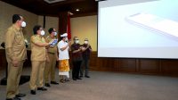 BUPATI Giri Prasta; bersama Wabup Suiasa; dan Sekda Adi Arnawa, saat peluncuran aplikasi Fish-Go (NBM-20) di Ruang Kerta Gosana Puspem Badung, Selasa (15/12/2020). Foto: ist BUPATI Giri Prasta; bersama Wabup Suiasa; dan Sekda Adi Arnawa, saat peluncuran aplikasi Fish-Go (NBM-20) di Ruang Kerta Gosana Puspem Badung, Selasa (15/12/2020). Foto: ist