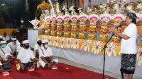 BUPATI Giri Prasta (kanan) saat menghadiri Karya Atma Wedana/Nyekah massal Desa Adat Punggul, Kecamatan Abiansemal, Senin (21/12/2020) malam. Foto: ist BUPATI Giri Prasta (kanan) saat menghadiri Karya Atma Wedana/Nyekah massal Desa Adat Punggul, Kecamatan Abiansemal, Senin (21/12/2020) malam. Foto: ist