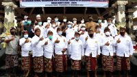 BUPATI Giri Prasta menghadiri acara pengukuhan Bandesa dan Prajuru Adat, Desa Adat Bualu di Kuta Selatan, Selasa (22/12/2020). Foto: ist BUPATI Giri Prasta menghadiri acara pengukuhan Bandesa dan Prajuru Adat, Desa Adat Bualu di Kuta Selatan, Selasa (22/12/2020). Foto: ist