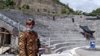 MANAJER Pengelola Pantai Melasti Ungasan, Wayan Karnawa, foto di depan Panggung Budaya Praharsacitta di Pantai Melasti Ungasan. Foto: gay MANAJER Pengelola Pantai Melasti Ungasan, Wayan Karnawa, foto di depan Panggung Budaya Praharsacitta di Pantai Melasti Ungasan. Foto: gay