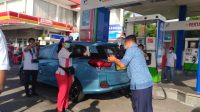 PENERAPAN cashless society yang dilakukan Blue Bird Bali Lombok di salah satu SPBU di Seminyak. Foto: ist PENERAPAN cashless society yang dilakukan Blue Bird Bali Lombok di salah satu SPBU di Seminyak. Foto: ist