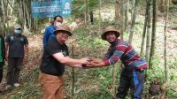 SEKRETARIAT Jendral Pengurus Pusat Kagama, AAGN Ari Dwipayana, menyerahkan bibit bambu saat kegiatan penanaman bambu dalam rangka Dies Natalis ke-71 UGM (Universitas Gadjah Mada) di Hutan Bambu Wana Kertha Lestari, Banjar Sandan, Desa Bangli, Kecamatan Baturiti, Kabupaten Tabanan, Minggu (20/12/2020). Foto: ist SEKRETARIAT Jendral Pengurus Pusat Kagama, AAGN Ari Dwipayana, menyerahkan bibit bambu saat kegiatan penanaman bambu dalam rangka Dies Natalis ke-71 UGM (Universitas Gadjah Mada) di Hutan Bambu Wana Kertha Lestari, Banjar Sandan, Desa Bangli, Kecamatan Baturiti, Kabupaten Tabanan, Minggu (20/12/2020). Foto: ist