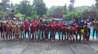 PIMPINAN KONI Badung foto bersama dengan atlet Renang di pinggir Kolam Renang Blahkiuh, Abiansemal. Foto: nar PIMPINAN KONI Badung foto bersama dengan atlet Renang di pinggir Kolam Renang Blahkiuh, Abiansemal. Foto: nar