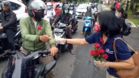 KPA Kota Denpasar peringati Hari AIDS Sedunia (HAS) 2020 dengan membagikan bunga mawar dan brosur kepada kepada masyarakat yang melintas di perempatan patung Catur Muka Denpasar, Selasa (1/12/2020). Foto: tra KPA Kota Denpasar peringati Hari AIDS Sedunia (HAS) 2020 dengan membagikan bunga mawar dan brosur kepada kepada masyarakat yang melintas di perempatan patung Catur Muka Denpasar, Selasa (1/12/2020). Foto: tra