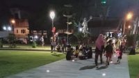PETUGAS gabungan dari TNI/Polri dan Satpol PP Gianyar mengimbau warga yang berkerumun di area alun-alun Gianyar untuk membubarkan diri. Foto: adi PETUGAS gabungan dari TNI/Polri dan Satpol PP Gianyar mengimbau warga yang berkerumun di area alun-alun Gianyar untuk membubarkan diri. Foto: adi