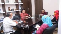 ANGGOTA KPU NTB, Agus Hilman (tengah); didampingi Sekretaris KPU NTB, Mars Anshori Wijaya (kiri), saat berdialog dengan Sekda NTB, HL Gita Ariadi (kanan), dan jajaran Pemprov NTB, Senin (21/12/2020). Foto: ist ANGGOTA KPU NTB, Agus Hilman (tengah); didampingi Sekretaris KPU NTB, Mars Anshori Wijaya (kiri), saat berdialog dengan Sekda NTB, HL Gita Ariadi (kanan), dan jajaran Pemprov NTB, Senin (21/12/2020). Foto: ist