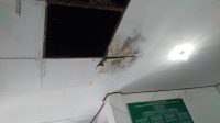 KONDISI bangunan utama kantor Desa Abang, Karangasem, memprihatinkan. Atapnya bocor, dan jika hujan ruangan jadi basah dan lantainya licin. Foto: ist KONDISI bangunan utama kantor Desa Abang, Karangasem, memprihatinkan. Atapnya bocor, dan jika hujan ruangan jadi basah dan lantainya licin. Foto: ist
