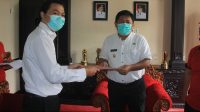 PENYERAHAN beasiswa oleh Bupati Artha kepada mahasiswa. Foto: ist PENYERAHAN beasiswa oleh Bupati Artha kepada mahasiswa. Foto: ist