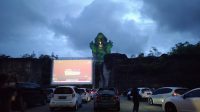 MENONTON bioskop dari mobil di kawasan festival park area Garuda Wisnu Kencana (GWK) Cultural Park. Foto: ist MENONTON bioskop dari mobil di kawasan festival park area Garuda Wisnu Kencana (GWK) Cultural Park. Foto: ist