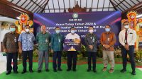 KOMISARIS Utama, Ida Bagus Putu Anom Redhi; bersama Direktur Utama BPD Bali, I Nyoman Sudharma, saat menyerahkan hadiah utama undian Gong Bali Dwipa 2020 bersama jajaran Komisaris dan Direksi BPD Bali. Foto: ist KOMISARIS Utama, Ida Bagus Putu Anom Redhi; bersama Direktur Utama BPD Bali, I Nyoman Sudharma, saat menyerahkan hadiah utama undian Gong Bali Dwipa 2020 bersama jajaran Komisaris dan Direksi BPD Bali. Foto: ist