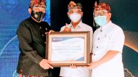 DIREKTUR Utama Bank BPD Bali, I Nyoman Sudharma (tengah) diapit Wakil Gubernur Bali, Tjokorda Oka Artha Ardana Sukawati, M.Si.; dan Kepala KPw BI Bali, Trisno Nugroho (kanan). Foto: ist DIREKTUR Utama Bank BPD Bali, I Nyoman Sudharma (tengah) diapit Wakil Gubernur Bali, Tjokorda Oka Artha Ardana Sukawati, M.Si.; dan Kepala KPw BI Bali, Trisno Nugroho (kanan). Foto: ist