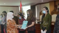 BPOM menyerahkan Nomor Izin Edar (NIE) kepada UMKM di Gianyar. Foto: adi BPOM menyerahkan Nomor Izin Edar (NIE) kepada UMKM di Gianyar. Foto: adi