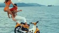 AKSI dua orang warga negara asing melakukan terjun ke laut bersama sepeda motornya ke laut di kawasan Pelabuhan Tanah Ampo, Karangasem beberapa waktu lalu, viral di media sosial. Foto: ist AKSI dua orang warga negara asing melakukan terjun ke laut bersama sepeda motornya ke laut di kawasan Pelabuhan Tanah Ampo, Karangasem beberapa waktu lalu, viral di media sosial. Foto: ist