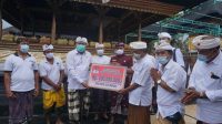 BUPATI Gianyar, I Made Mahayastra, menyerahkan bantuan untuk perbaikan tembok penyengker dan wantilan yang tertimpa pohon beberapa waktu lalu. Foto: adi BUPATI Gianyar, I Made Mahayastra, menyerahkan bantuan untuk perbaikan tembok penyengker dan wantilan yang tertimpa pohon beberapa waktu lalu. Foto: adi