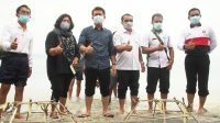 BUPATI Suwirta melalui CTC bekerja sama dengan Kelompok Nuansa Pulau Nusa Penida melakukan adopsi karang solusi lokal di Desa Ped, Nusa Penida, Rabu (2/12/2020). Foto: ist BUPATI Suwirta melalui CTC bekerja sama dengan Kelompok Nuansa Pulau Nusa Penida melakukan adopsi karang solusi lokal di Desa Ped, Nusa Penida, Rabu (2/12/2020). Foto: ist