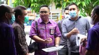 BUPATI Suwirta bersama Kadis Perindustrian dan Tenaga Kerja, I Gede Kusumajaya, melakukan finalisasi rencana pembangunan Balai Pusat Pelatihan dan Pemberdayaan Masyarakat di Banjar Siku Desa Kamasan, Selasa (15/12/2020). Foto: ist BUPATI Suwirta bersama Kadis Perindustrian dan Tenaga Kerja, I Gede Kusumajaya, melakukan finalisasi rencana pembangunan Balai Pusat Pelatihan dan Pemberdayaan Masyarakat di Banjar Siku Desa Kamasan, Selasa (15/12/2020). Foto: ist