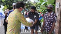BUPATI Suwirta; didampingi Kepala Dinas Ketahanan Pangan dan Perikanan Kabupaten Klungkung, I Wayan Durma, menyerahkan bantuan stimulus alat penangkap ikan dari Kementerian Kelautan dan Perikanan, Jumat (18/12/2020). Foto: ist BUPATI Suwirta; didampingi Kepala Dinas Ketahanan Pangan dan Perikanan Kabupaten Klungkung, I Wayan Durma, menyerahkan bantuan stimulus alat penangkap ikan dari Kementerian Kelautan dan Perikanan, Jumat (18/12/2020). Foto: ist