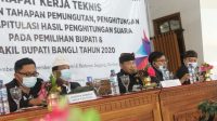 Bawaslu Bangli Gunakan Aplikasi SIWASLU, Awasi Masa Tenang Sampai Pungut Hitung 1 BAWASLU Bangli menggunakan aplikasi Siwaslu untuk mengawasi masa tenang sampai tahapan pemungutan suara Pilkada Bangli 2020. Foto: Ist