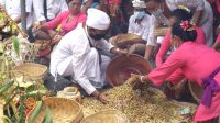 UMAT Hindu menggelar prosesi upacara Bhumi Sudha, Senin (14/12/2020) di Pura Watu Klotok, Klungkung. Foto: ist UMAT Hindu menggelar prosesi upacara Bhumi Sudha, Senin (14/12/2020) di Pura Watu Klotok, Klungkung. Foto: ist