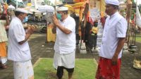 BUPATI Artha melaksanakan persembahyangan dan menyerahkan punia saat piodalan di Pura Dang Kahyangan Mertasari, Jembrana, Selasa (15/12/2020). Foto: ist BUPATI Artha melaksanakan persembahyangan dan menyerahkan punia saat piodalan di Pura Dang Kahyangan Mertasari, Jembrana, Selasa (15/12/2020). Foto: ist