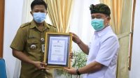 Bupati Suwirta menyerahkan Sertifikat Deklarasi Desa ODF