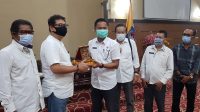 SALING tukar cenderamata antara Pemkab Gianyar dengan Pemkot Mataram. Foto: adi SALING tukar cenderamata antara Pemkab Gianyar dengan Pemkot Mataram. Foto: adi