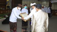 WAKIL Gubernur Bali, Tjokorda Oka Artha Ardana Sukawati, menyerahkan penghargaan Kabupaten Peduli HAM kepada Wabup Gianyar, AA Gde Mayun, Senin (14/12/2020). Foto: ist WAKIL Gubernur Bali, Tjokorda Oka Artha Ardana Sukawati, menyerahkan penghargaan Kabupaten Peduli HAM kepada Wabup Gianyar, AA Gde Mayun, Senin (14/12/2020). Foto: ist