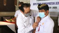 WAGUB Cok Ace saat mengukuhkan BPC PHRI Jembrana. Foto: ist WAGUB Cok Ace saat mengukuhkan BPC PHRI Jembrana. Foto: ist