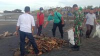 DANDIM 1619/Tabanan Letkol Inf. Toni Sri Hartanto mengerahkan sejumlah anggotanya untuk melaksanakan kerja bakti bersih-bersih sampah di Pantai Yeh Gangga, Tabanan, Jumat (18/12/2020). Foto: gap DANDIM 1619/Tabanan Letkol Inf. Toni Sri Hartanto mengerahkan sejumlah anggotanya untuk melaksanakan kerja bakti bersih-bersih sampah di Pantai Yeh Gangga, Tabanan, Jumat (18/12/2020). Foto: gap