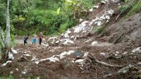 DINDING penahan tanah (DPT) jembatan penghubung Desa Pinggan-Siakin ambrol setelah diguyur hujan, Sabtu (5/12/2020). Foto: ist DINDING penahan tanah (DPT) jembatan penghubung Desa Pinggan-Siakin ambrol setelah diguyur hujan, Sabtu (5/12/2020). Foto: ist