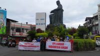 KELOMPOK masyarakat Tabanan yang tergabung dalam Semeton Bali Tabanan, menggelar aksi dukungan terhadap pemerintah atas pembubaran FPI, di Bundaran Simpang Patung Soekarno, Kediri, Tabanan, Kamis (31/12/2020). Foto: gap KELOMPOK masyarakat Tabanan yang tergabung dalam Semeton Bali Tabanan, menggelar aksi dukungan terhadap pemerintah atas pembubaran FPI, di Bundaran Simpang Patung Soekarno, Kediri, Tabanan, Kamis (31/12/2020). Foto: gap
