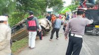 PROSES evakuasi mobil Suzuki APV kuning emas DK 1285 UY yang mengalami kecelakaan tunggal dan terperosok di jalan umum jurusan Kintamani- Singaraja. Foto: ist PROSES evakuasi mobil Suzuki APV kuning emas DK 1285 UY yang mengalami kecelakaan tunggal dan terperosok di jalan umum jurusan Kintamani- Singaraja. Foto: ist