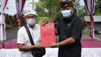 BUPATI Gianyar menyerahkan draf awig-awig kepada Bendesa Adat Pakudui. Foto: adi BUPATI Gianyar menyerahkan draf awig-awig kepada Bendesa Adat Pakudui. Foto: adi
