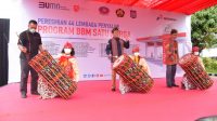 GUBERNUR NTB, Zulkieflimansyah; bersama Kepala BPH Migas RI, Dr.Ir. M. Fahrullah Asa, MT., saat meresmikan BBM Satu Harga di TBBM Ampenan, Kota Mataram, Sabtu (12/12/2020). Foto: ist GUBERNUR NTB, Zulkieflimansyah; bersama Kepala BPH Migas RI, Dr.Ir. M. Fahrullah Asa, MT., saat meresmikan BBM Satu Harga di TBBM Ampenan, Kota Mataram, Sabtu (12/12/2020). Foto: ist