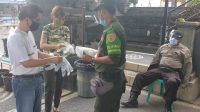 PEMILIH menggunakan hak suara di TPS 09 Banjar Kancil, Kerobokan, Kuta Utara, Badung. Tingkat partisipasi di Badung relatif baik meski hanya diikuti paslon tunggal. Foto: hen PEMILIH menggunakan hak suara di TPS 09 Banjar Kancil, Kerobokan, Kuta Utara, Badung. Tingkat partisipasi di Badung relatif baik meski hanya diikuti paslon tunggal. Foto: hen