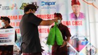 PENYERAHAN Dana hibah pariwisata diterima perwakilan pelaku industri wisata di Buleleng. Foto: ist PENYERAHAN Dana hibah pariwisata diterima perwakilan pelaku industri wisata di Buleleng. Foto: ist