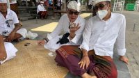 IGN Jaya Negara (kanan) duduk lesehan dan berbincang akrab dengan Bagus Kertha Negara sebelum acara penutupan masa kampanye dimulai, Sabtu (5/12/2020). Foto: hen IGN Jaya Negara (kanan) duduk lesehan dan berbincang akrab dengan Bagus Kertha Negara sebelum acara penutupan masa kampanye dimulai, Sabtu (5/12/2020). Foto: hen